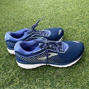 Brooks women’s ghost 12 Navy and Light Blue Athletic Shoes